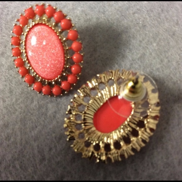 New Pretty Stud Earrings - Picture 2 of 2